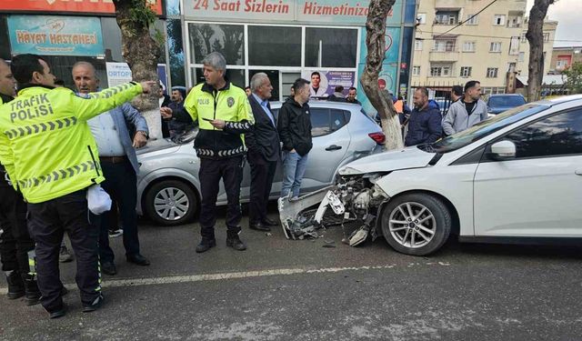 Siirt’te otomobil park halindeki araçlara çarptı
