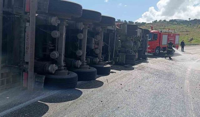 Siirt’te virajı alamayan tır devrildi: 1 yaralı