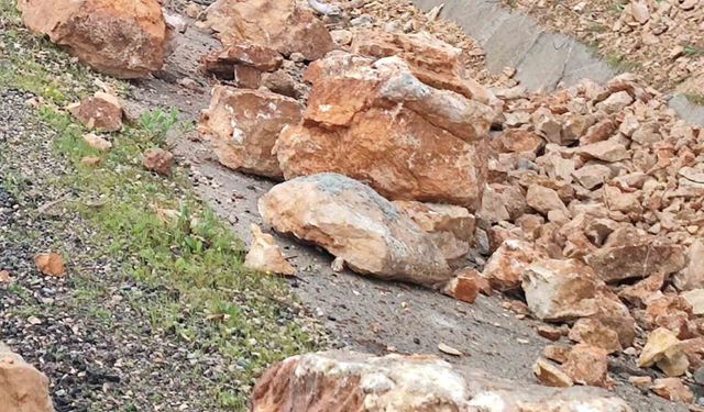 Siirt’te yamaçtan kopan kaya parçaları yola düştü
