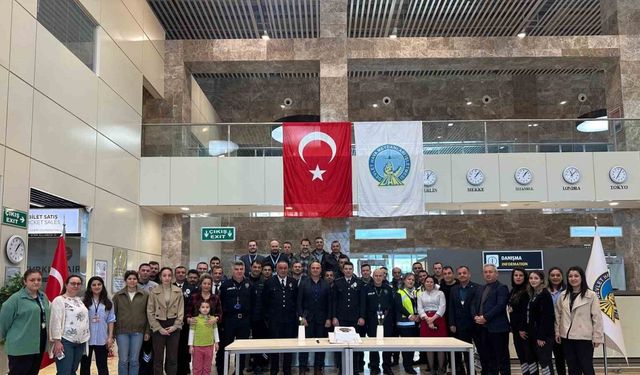 Sinop Havalimanı’nda görev yapan polislere sürpriz kutlama