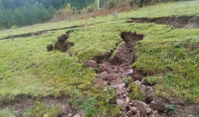 Sinop’ta heyelan mağduru olduğunu ileri süren vatandaş, toprağın kaldırılmasını ve önlem alınmasını istedi