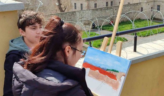 Sinop’ta öğrenciler tarihi yapıları resmetti