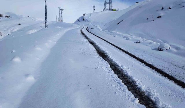 Şirvan’da kar nedeniyle kapanan köy yolu ulaşıma açıldı