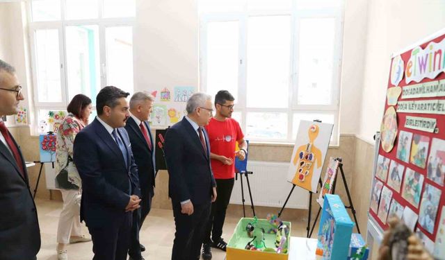 Sivas’ta miniklerden geri dönüşüm defilesi