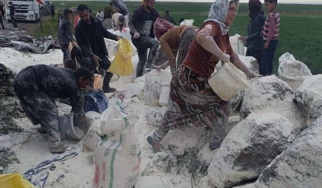 Siverek’te un yüklü tır devrildi: Çevreye saçılan unu vatandaşlar topladı