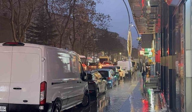 Tatvan’da sağanak yağış taşkınlara yol açtı