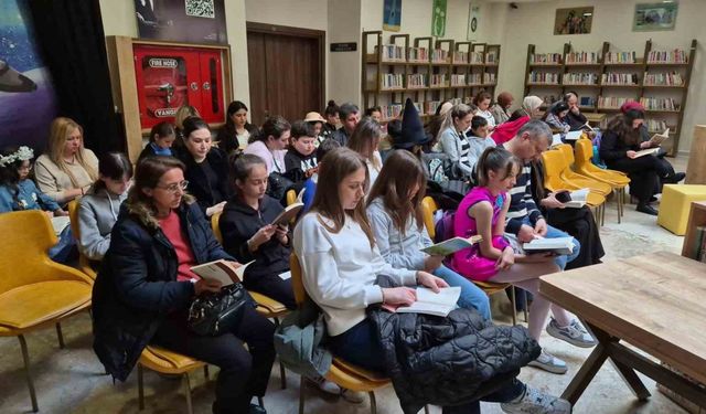 Tekirdağ’da 100 kişi aynı anda kitap okudu: "Ailemle okuyorum, geleceğe ışık tutuyorum"