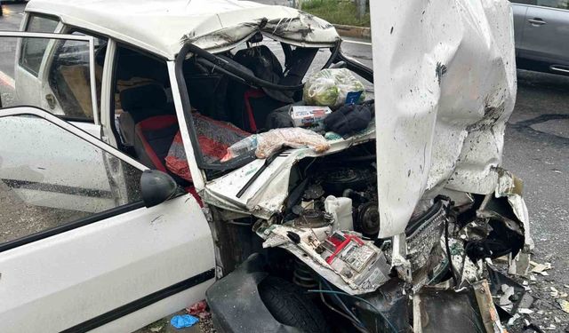 Tırın dorsesine çarpan otomobildeki çift ağır yaralandı