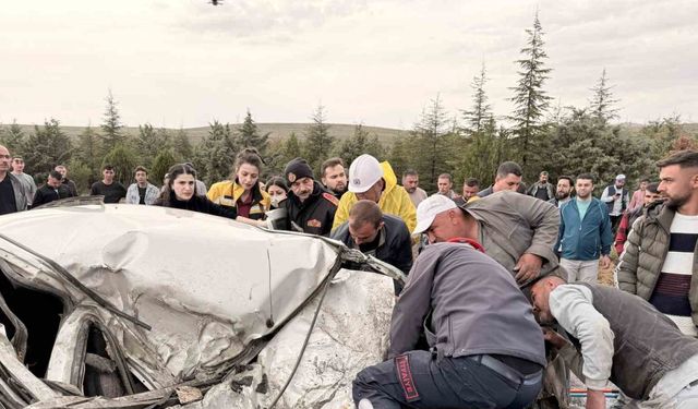 Tırla çarpışan otomobil kağıt gibi ezildi: 1 ölü, 1 yaralı