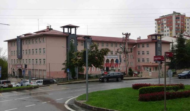 Trabzon’da veli okulda öğretmeni darp etti
