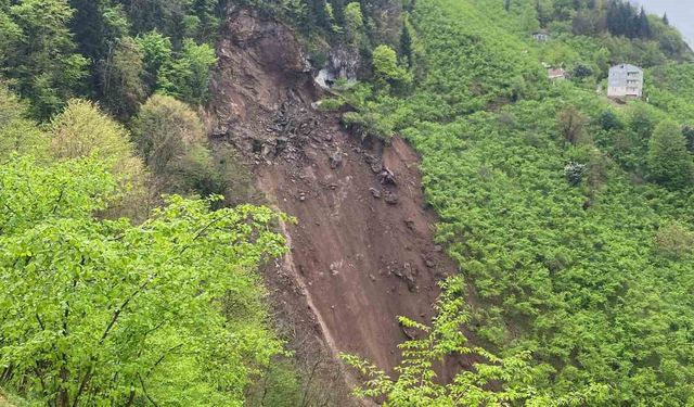Trabzon’un Araklı ilçesindeki heyelan korkuttu