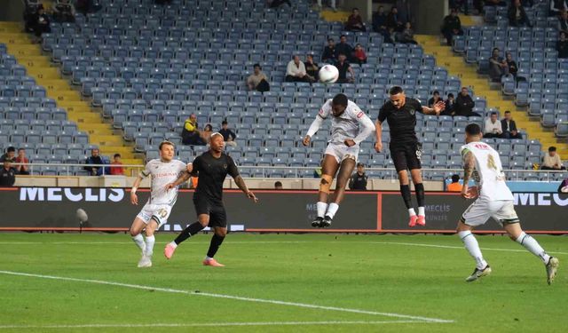 Trendyol Süper Lig: Atakaş Hatayspor: 2 - Konyaspor: 1 (İlk yarı)