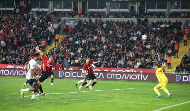Trendyol Süper Lig: Gaziantep FK: 1 - Fenerbahçe: 0 (İlk yarı)