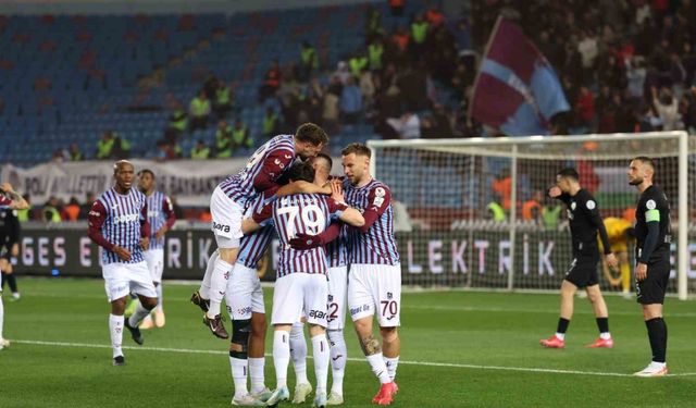 Trendyol Süper Lig : Trabzonspor: 2 - Çaykur Rizespor: 0 (İlk yarı)