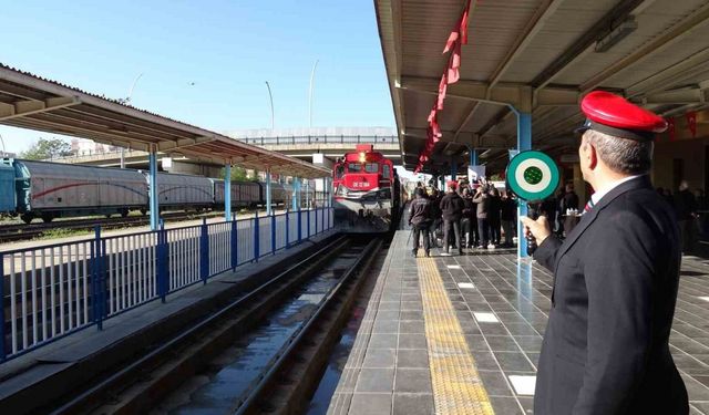 Turistik Diyarbakır Ekspresi treni davul ve zurna ile karşılandı