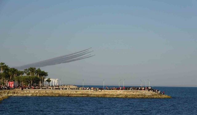 Türk Yıldızları’nın Mersin semalarındaki akrobasi manevraları coşkuyla izlendi
