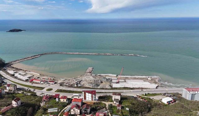 Türkiye’nin en büyük balıkçı barınağının yüzde 85’lik kısmı tamamlandı