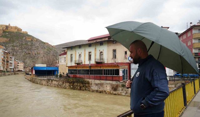 Türkiye’nin en hızlı akan Çoruh Nehri’nin su seviyesi karların erimesiyle 2 katına çıktı