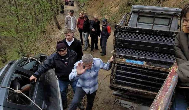 Uçurumda mahsur kalan aracı çekerek kurtardılar