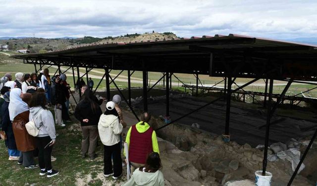 Üniversite öğrencileri kamp yaparak doğal güzellikleri gördü, sahilde çöp topladı