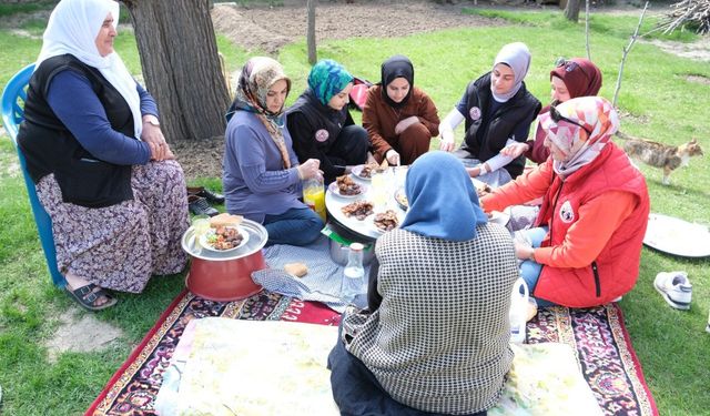 Üniversite öğrencilerinden yardıma muhtaç yaşlılara vefa örneği