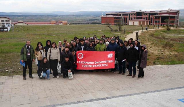 Üniversite öğrencilerine Tarihi İstiklal Yolu tanıtıldı