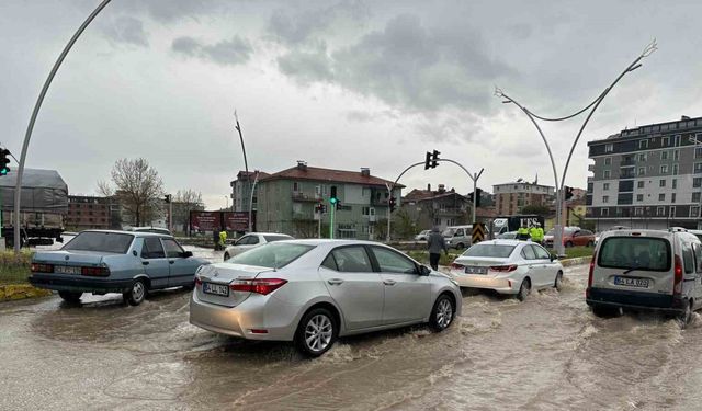 Uşak’ta sağanak yağış yolları göle çevirdi
