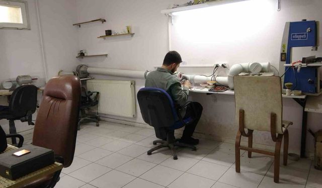 Usta ellerin ürettiği  "tespihler" 10 ila 15 bin TL arasında alıcı bulabiliyor