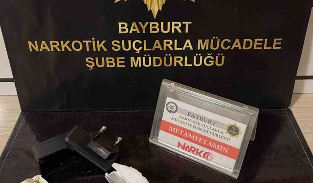 Uyuşturucu maddeyi şarj adaptörüne saklayan şüpheli yakalandı