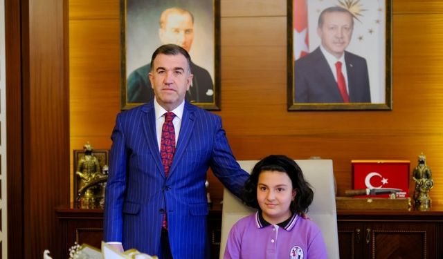 Valinin makam koltuğuna temsili 6. sınıf öğrencisi oturdu