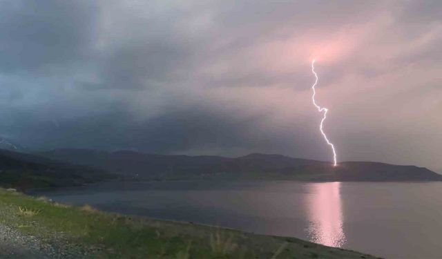 Van Gölü üzerinde çakan şimşekler hem korkuttu hem de görsel şölen oluşturdu
