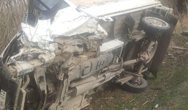 Van’da kamyonet otomobille çarpıştı: 3 yaralı
