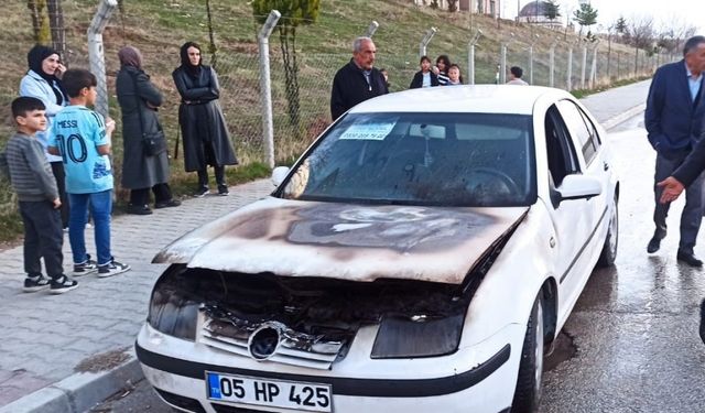 Van’da seyir halindeki otomobilin motoru yandı