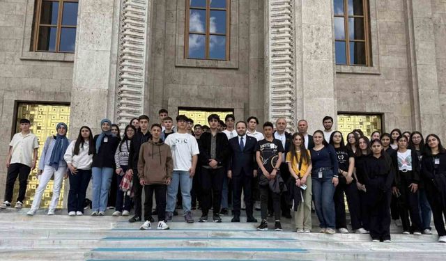 Vekil Koç, Ardahan’dan gelen öğrencilerle TBMM’de buluştu