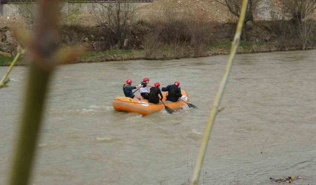 Yağmur altında rafting heyecanı: 2 kilometre uzunluğundaki parkurda kürek çekildi