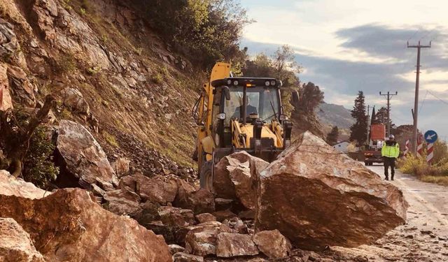 Yalova-Armutlu yolunda toprak kayması