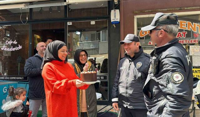 Yalova’da kavga ihbarına giden polislere pasta sürprizi