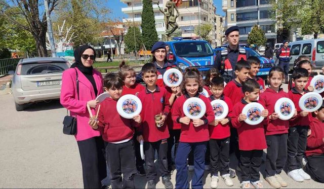 Yalova’da sokak kedilerini harçlıklarıyla besliyorlar