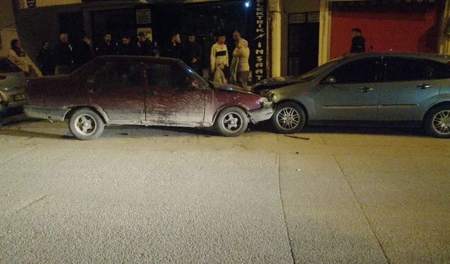 Yalvaç’ta Fiat Tofaş park halindeki 2 araca çarptı