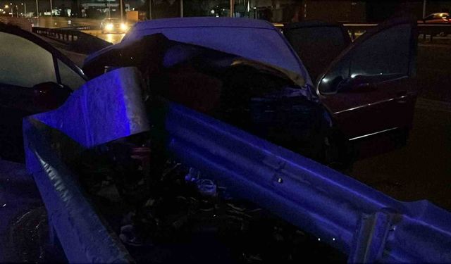 Yanan otomobilde sıkışan sürücüyü itfaiye kurtardı