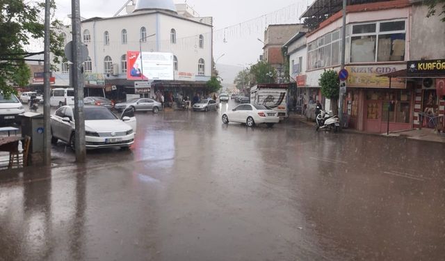 Yavuzeli’nde sağanak yağış çiftçinin yüzünü güldürdü