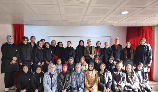 Yazar Hilal Demir, Tatvan’da öğrencilerle buluştu