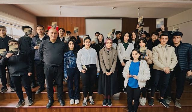 Yazar Sibel Oğuz, Yüksekovalı öğrencilerle buluştu