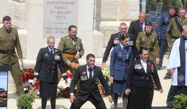 Yeni Zelanda askerleri, atalarını ’haka’ dansıyla andı