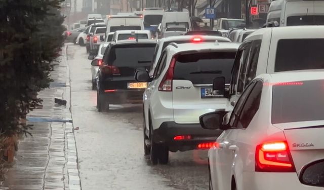 Yüksekova’da aniden bastıran sağanak caddeleri göle çevirdi