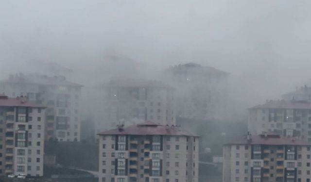 Yüksekova’da binaların üzerini kaplayan yağmur bulutları kamerada