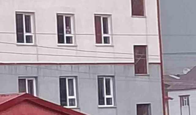 Yüksekova’da fırtına okulun çatısını uçurdu