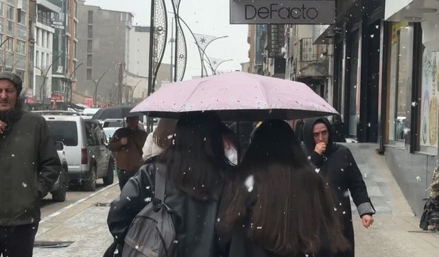 Yüksekova’da önce kar sonra yağmur etkili oldu