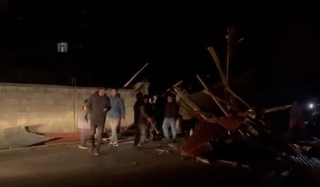 Yüksekova’da şiddetli fırtına: Çatılar uçtu, üzerine beton parçası düşen araç hasar gördü