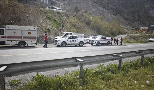 Zap Suyu’nun debisi yükselince mahsur kalan 4 kişi kurtarıldı